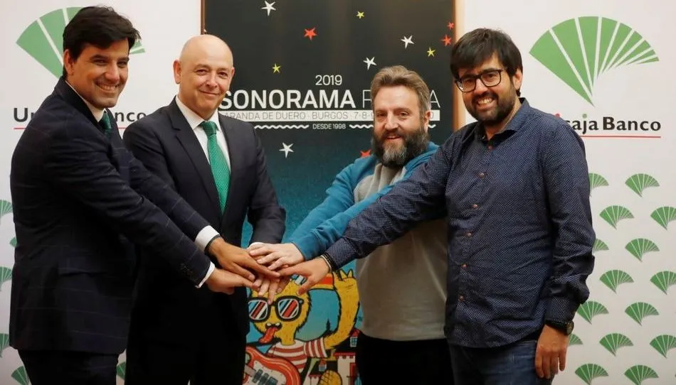 Manuel Rubio, Director Territorial de Unicaja Banco; Fernando Ríos, Director de Relaciones Institucionales y Grupos de Interés de Unicaja Banco; Luis Alberto Cuéllar, Presidente de la Asociación Cultural Art de Troya, organizadora del certamen musical; y