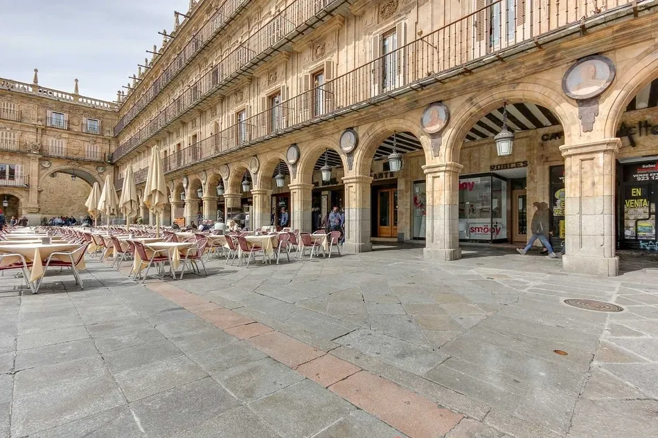 Imagen de la Plaza Mayor de Salamanca donde Sareb tiene a la venta varios estudios. Foto: Sareb