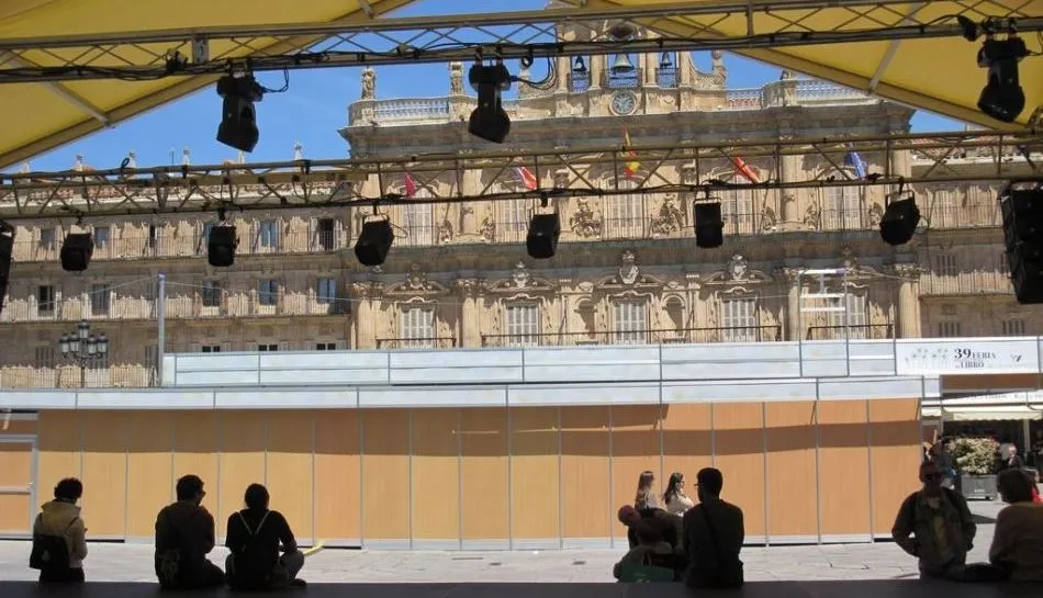 Escenario y casetas en la Plaza Mayor, con motivo de la Feria del Libro