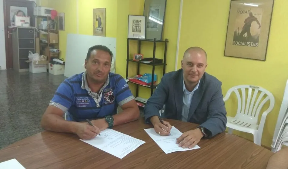 Firma del acuerdo entre PSOE y Cs en Monterrubio de Armuña