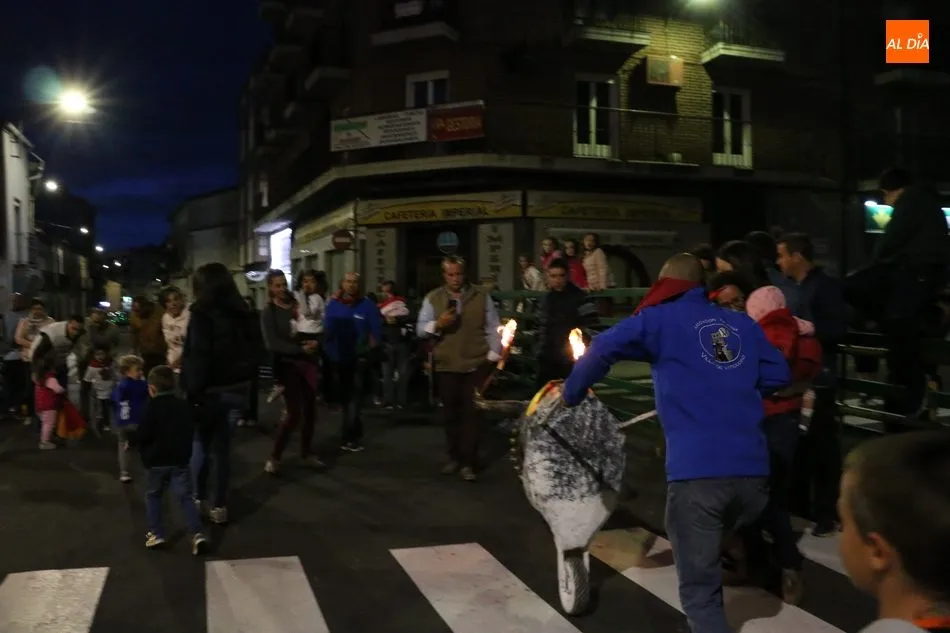 La Asociación Taurina Villa de Vitigudino llena las calles de algarabía con el I Toro de Cajón...