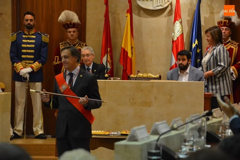 Carlos García Carbayo, en el momento de tomar posesión como alcalde de Salamanca. Fotos: Lydia González