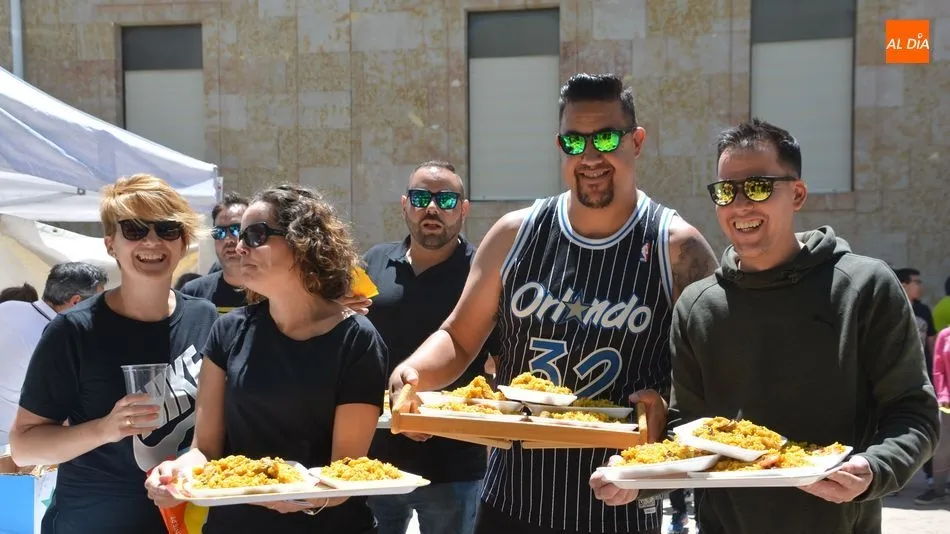 Ambiente festivo y buen yantar en el Colegio San Agustín