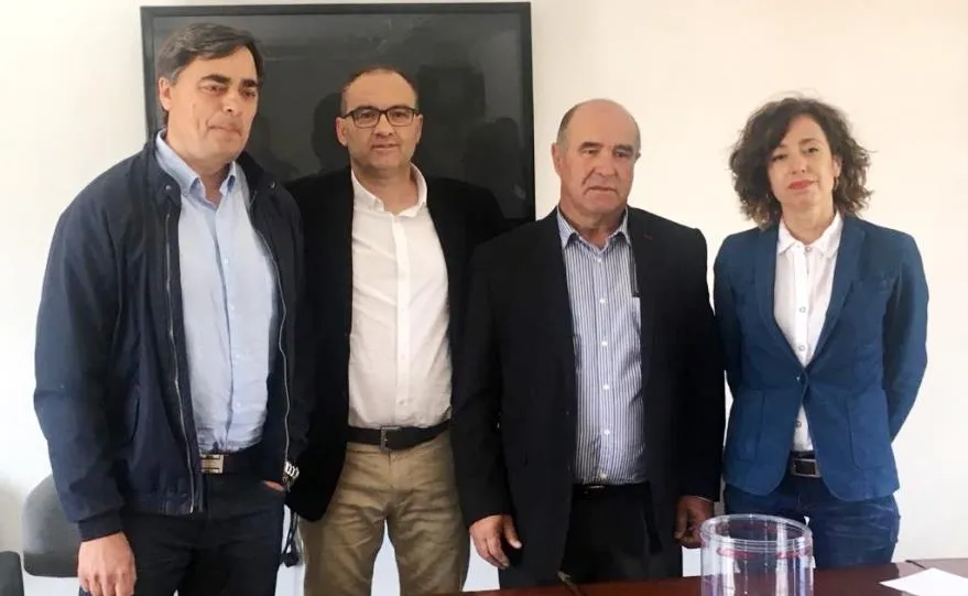 El alcalde, Francisco Jesús Rodríguez, segundo por la derecha, junto a Miguel Francisco Carpio, de la Agrupación de Galindo y Perahuy-La Rad, José Ramón Hernández Pando, del PSOE, e Inmaculada Benito, de Ciudadanos, componen el nuevo equipo de gobierno