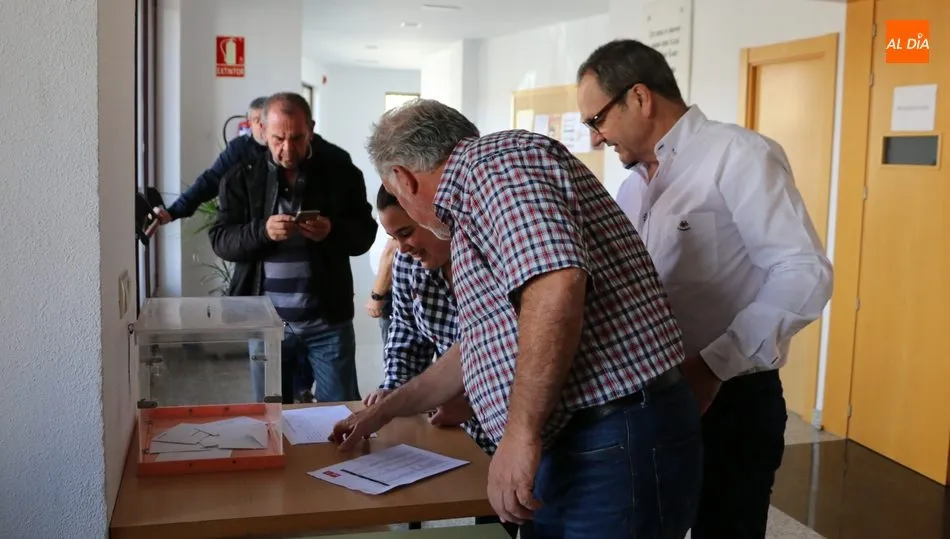 Momento de la votación de primarias en Vitigudino