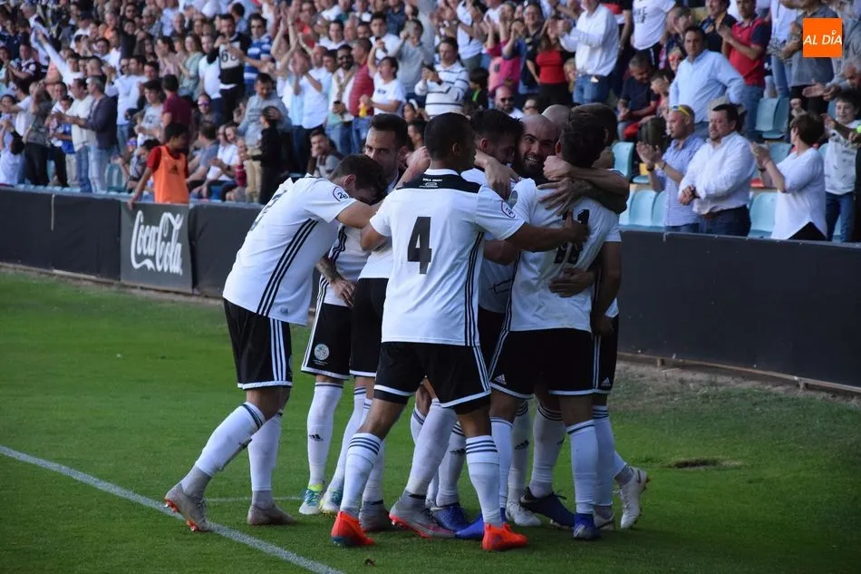 Piña de los jugadores del Salamanca UDS