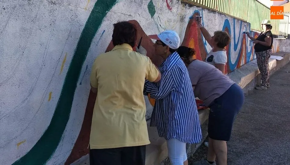 La Asociación de Mujeres de Pereña preparaba hace unos días el lienzo donde se inscribirán los motes del pueblo
