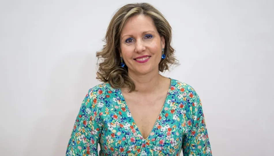 María Ángeles Recio es licenciada en Filología Alemana por la Universidad de Salamanca y funcionaria de carrera del cuerpo de profesores de Escuelas Oficiales de Idiomas