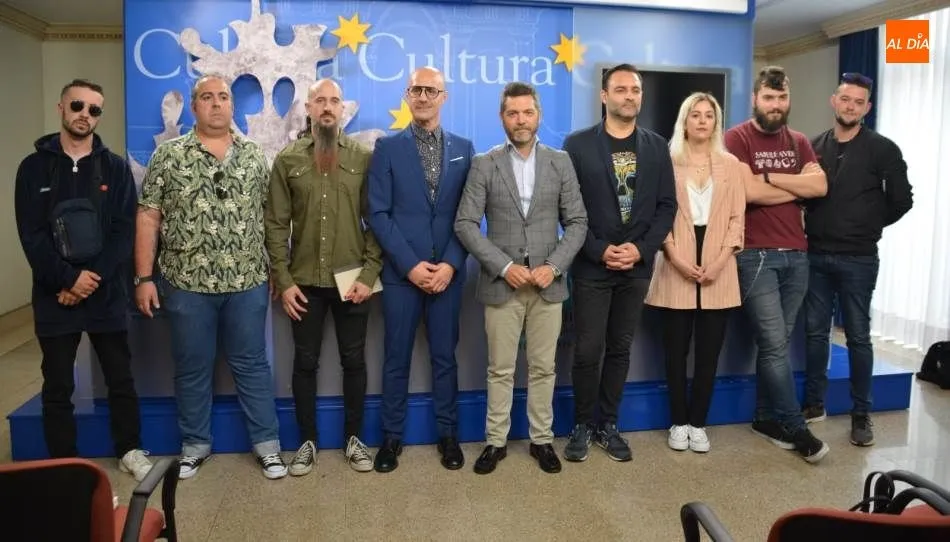 El concejal de Cultura del Ayuntamiento, Julio López, y el creador y presentador del programa Tres Acordes Rock Show, Paco Jiménez, en el centro, junto a algunos artistas de este festival. Foto de Lydia González