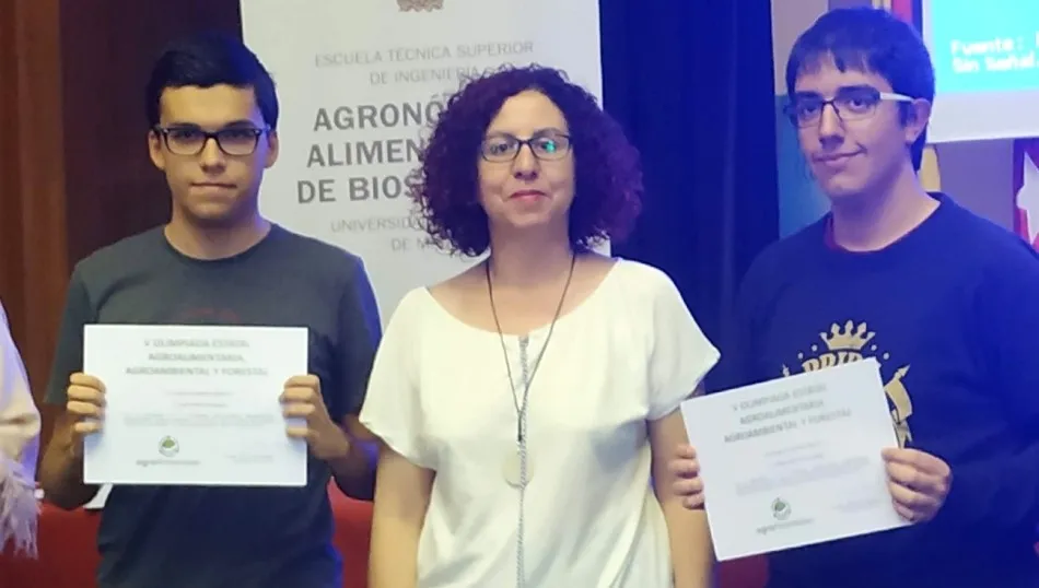 Darío Núñez, M. Ángeles Gómez (vicedecana de la Facultad de Ciencias Agrarias y Ambientales) y Adrián Blanco. Foto USAL