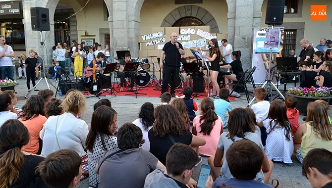 Los alumnos de la Escuela Municipal de Música protagonizaban el concierto Rompiendo Muros en la Plaza de España