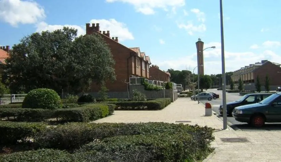 Urbanización Los Cisnes, junto a la que están las fincas subastadas