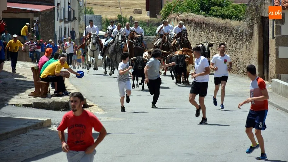 Los encierros de erales, como este del pasado año, atraen a aficionados de toda la comarca / E. Corredera