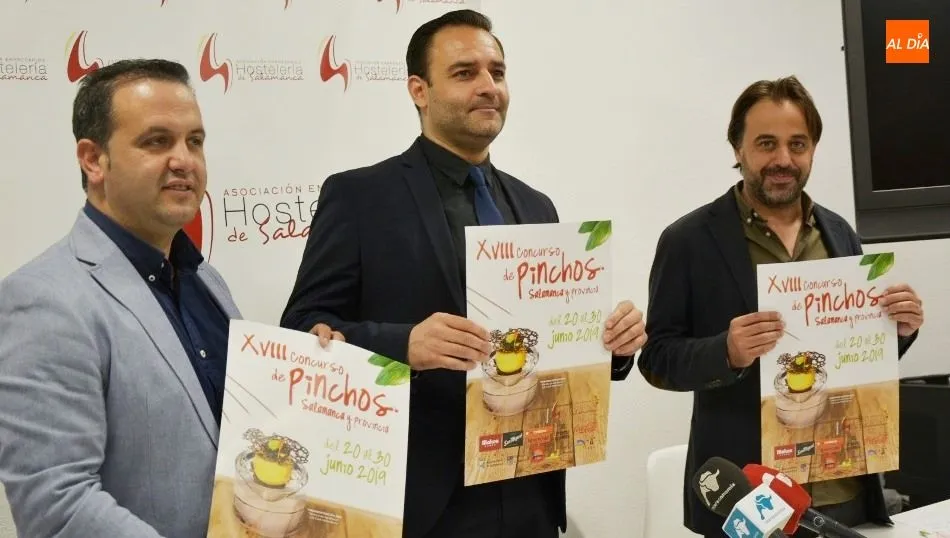 El diputado de Turismo, Javier García Hidalgo, y Fernando Castaño, concejal de Turismo y Relaciones con la Universidad, junto a Álvaro Juanes, presidente de la Asociación de Empresarios de Hostelería, en el centro. Foto de Lydia González