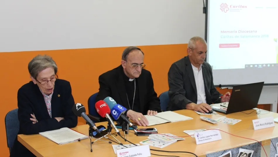 Carlos López, obispo de la Diócesis de Salamanca, en el centro junto a Carmen Calzada, directora de Cáritas Diocesana, y José María Rodríguez, secretario general de Cáritas Diocesana, en la presentación de esta memoria