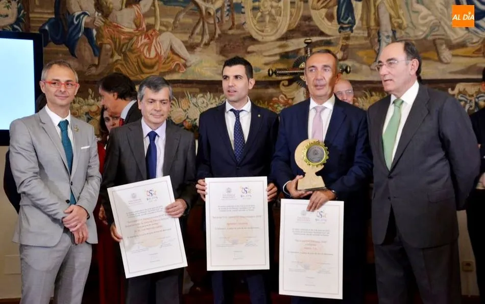 Los tres galardonados junto al rector de la Universidad de Salamanca, Ricardo Rivero, y el presidente del Consejo Social de la Universidad de Salamanca, Ignacio Sánchez Galán. Foto de Lydia González