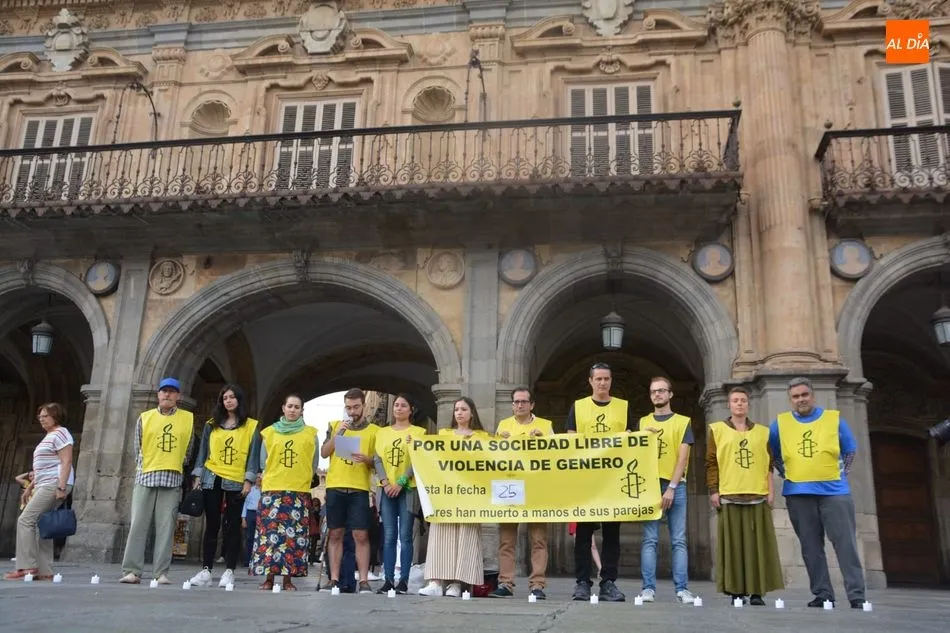 El grupo Amnistía Internacional Salamanca, en la Plaza / Lydia González