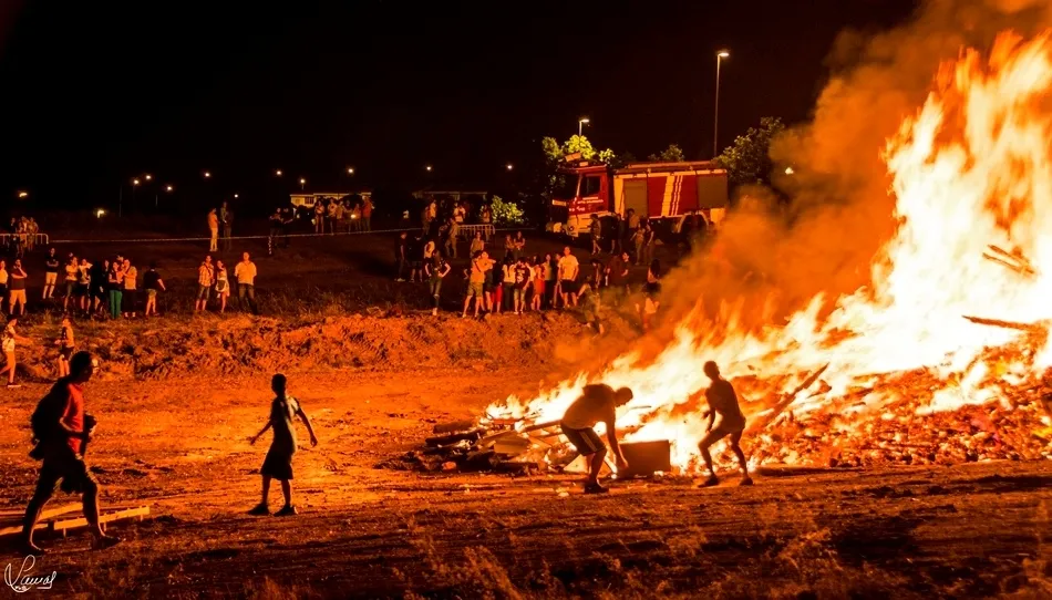 La hoguera de San Juan en el Zurguén ya es una tradición en Salamanca. Foto de Manuel Lamas