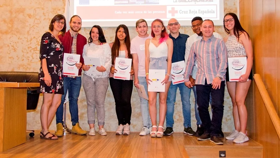 Uno de los grupos de jóvenes que recibieron sus diplomas de Cruz Roja. Foto de Manuel Lamas