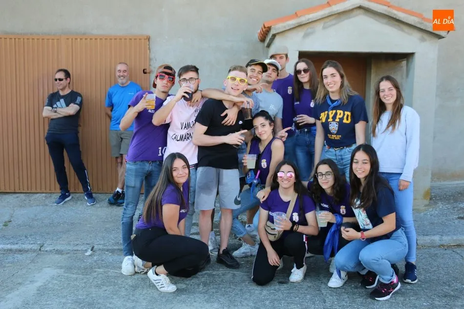 Jóvenes y otros no tanto, daban cuenta de la parrillada / CORRAL