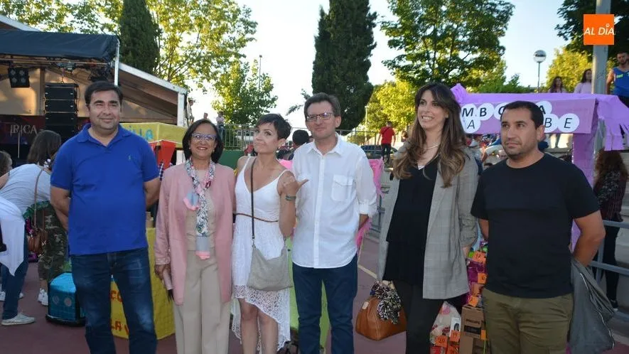 La actriz y cómica Sara Escudero, en el centro, de blanco, junto a las autoridades locales. Foto de Lydia González