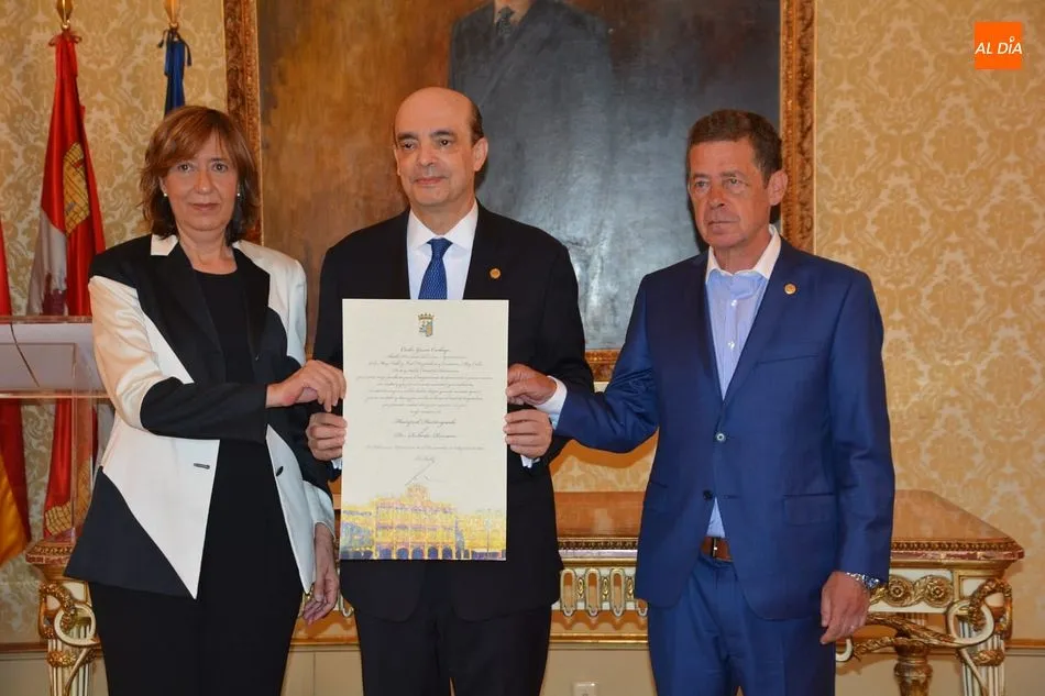 El doctor Roberto Romero recibe su título como Huesped Distinguido de parte del Ayuntamiento de Salamanca