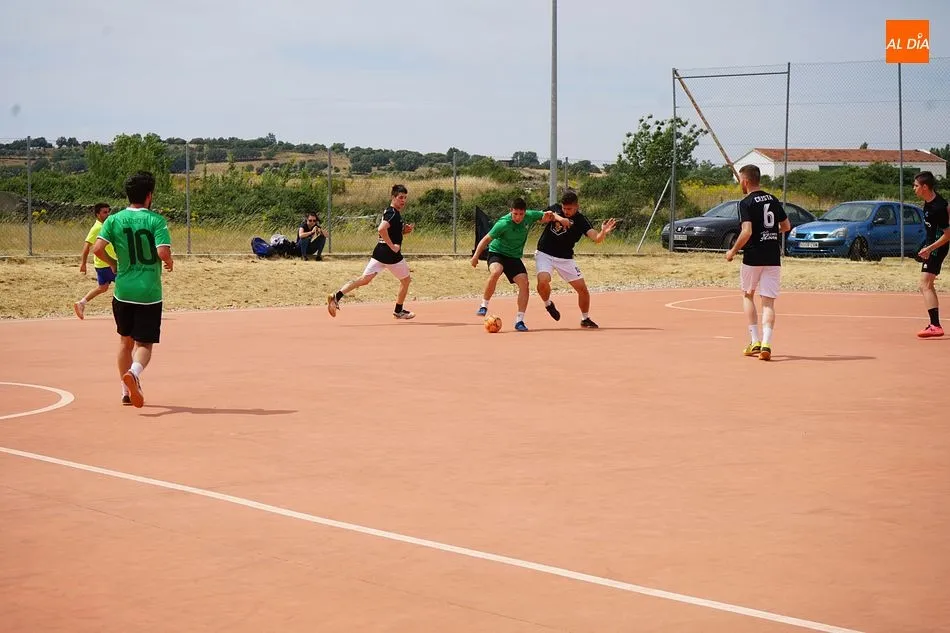Los partidos se disputan en la pista junto al colegio