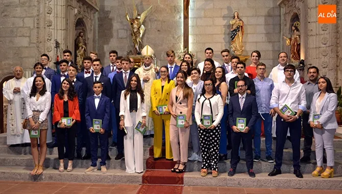 Una treintena de jóvenes confirmaban su fe en la iglesia parroquial San Miguel Arcángel