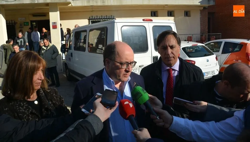 Manuel Muiños, presidente de Proyecto Hombre Salamanca, en una visita del alcalde a las instalaciones de esta entidad en Carbajosa de la Sagrada