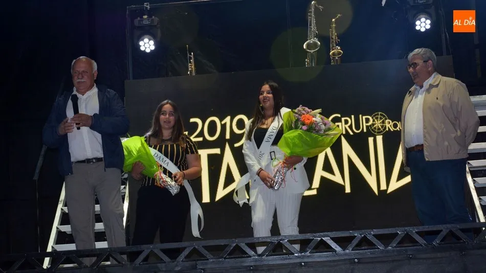 Momento de la imposición de bandas a la corte de honor de las fiestas de San Juan