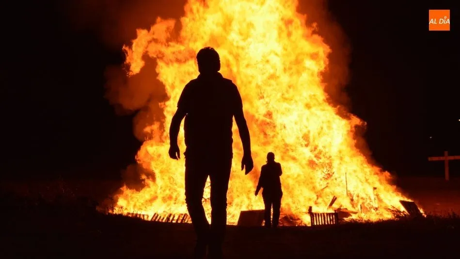 La tradicional hoguera de San Juan ilumina la ciudad/ Lydia González