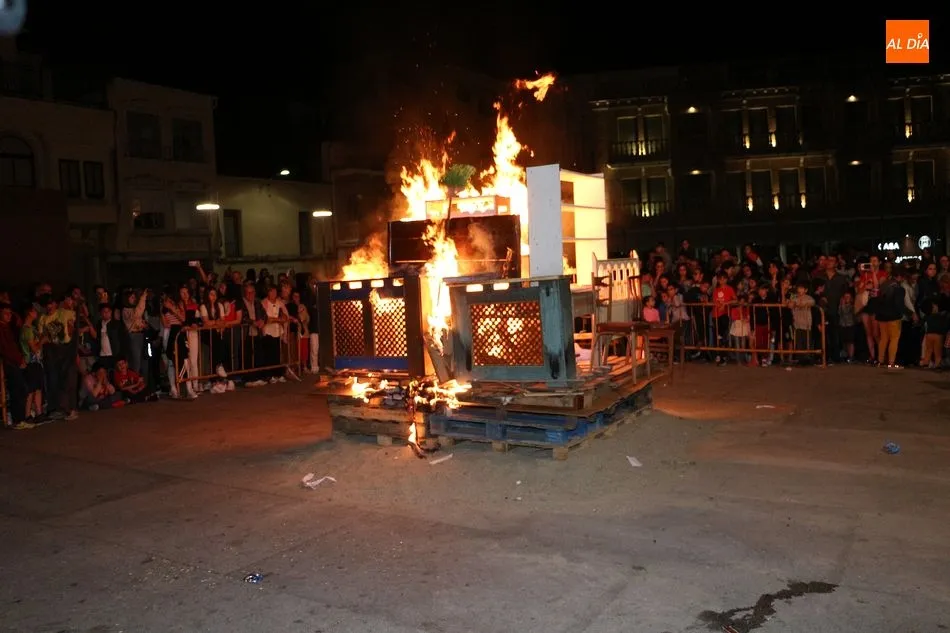 La hoguera volvió a situarse en plena Plaza Mayor