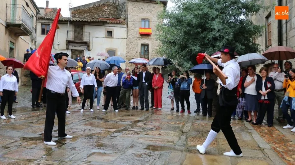 El abanderado y alabardero, José Gonzalo y Abel Bautista brindaron a San Juan el baile de la bandera / CORRAL