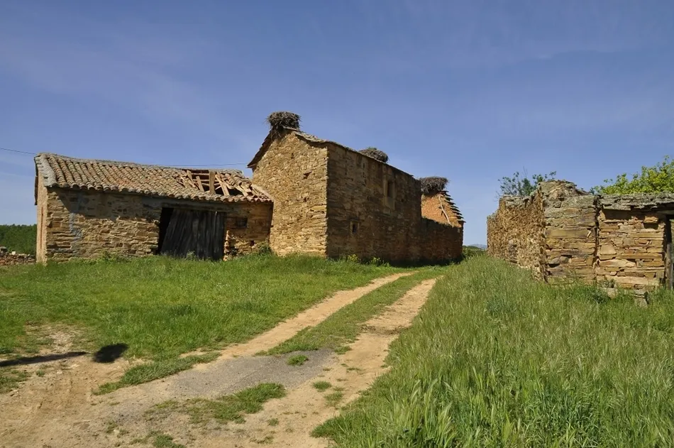 Pueblos abandonados cuelgan el cartel de se vende.