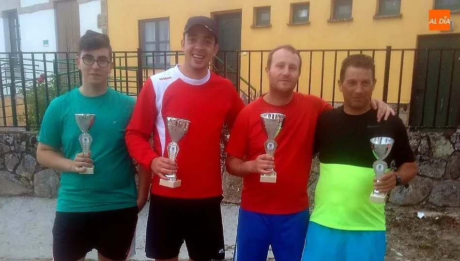 En el centro a la izquierda, Victor de Trabanca  con Victor de Vilvestre a su derecha, campeones del torneo / VICTOR PACHO