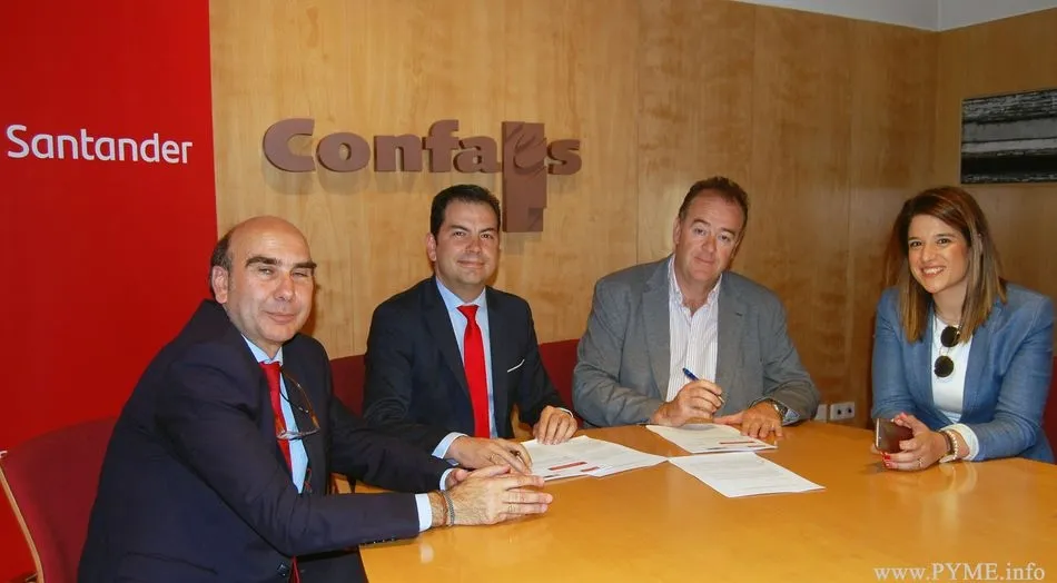 Responsables de Confaes y Banco Santander firman el acuerdo
