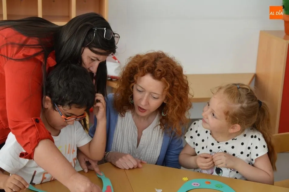 Ana Suárez, con un grupo de niños