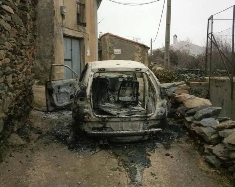 Un coche calcinado / Archivo