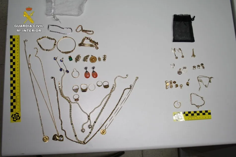 Joyas intervenidas por la Guardia Civil a los detenidos