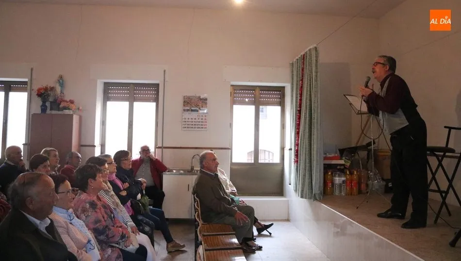 Lauren Risueño llenó de nostalgia la sala con sus canciones de Aquellos maravillosos años / DANIEL ROMÁN CASADO