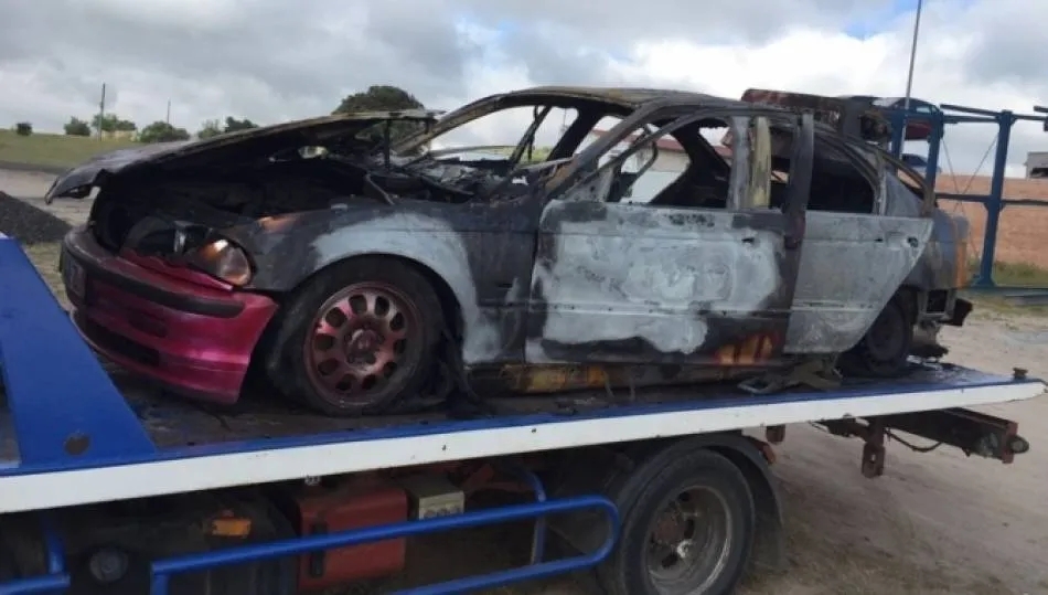 Un vehículo quemado / Archivo