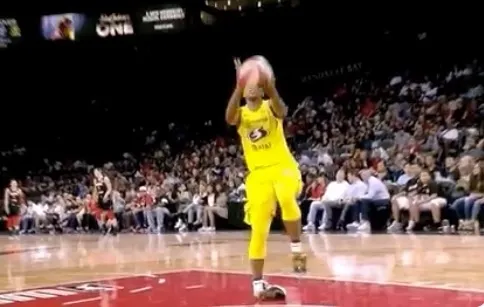 Loyd se tuerce el tobillo