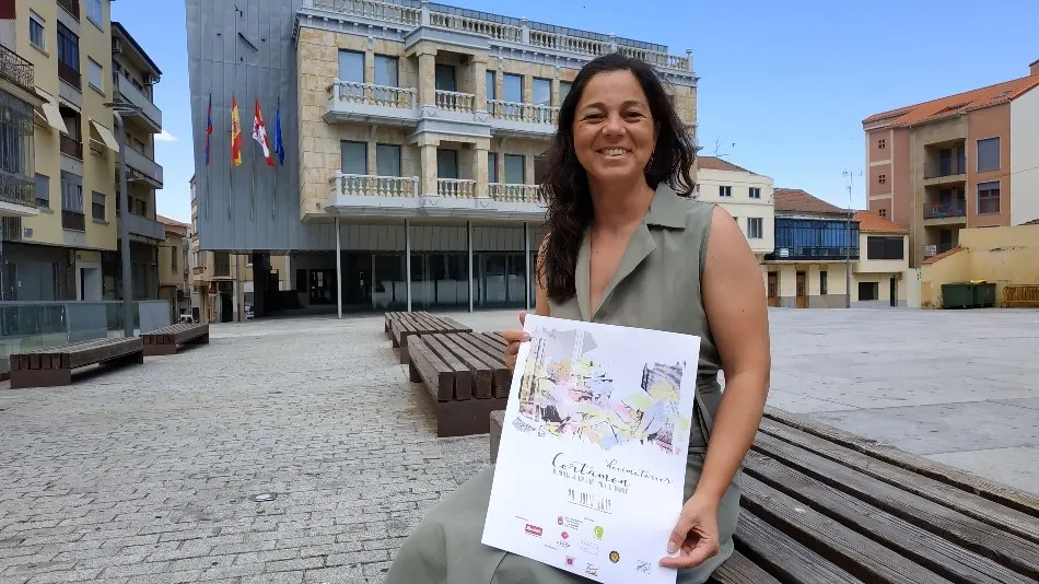 María Jesús Moro, concejal de Cultura, con el cartel del nuevo certamen