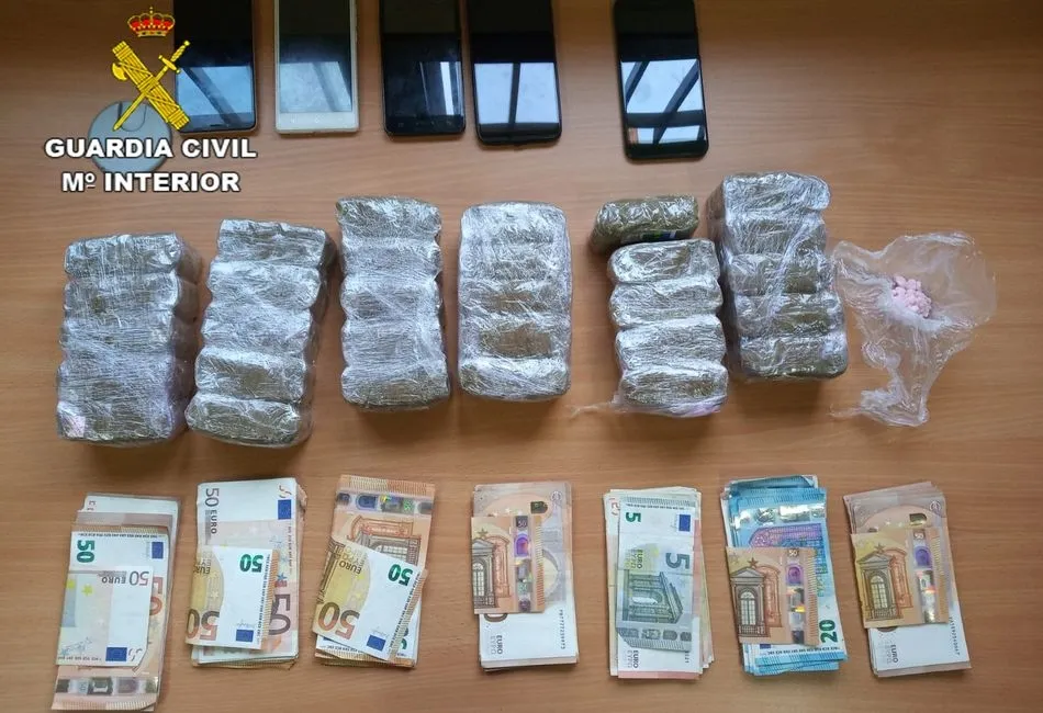 Detenidas cuatro personas que portaban en su vehículo tres kilos de hachís y otras sustancias