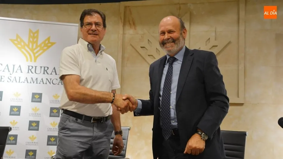 Santiago Canete del Río y Ernesto Moronta firman el acuerdo de colaboración. Foto: Lydia González