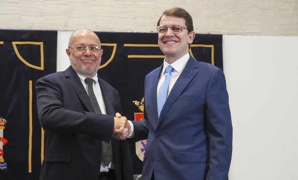 El candidato del PP a la Presidencia de Castilla y León, Alfonso Fernández Mañueco (d); y el candidato de Cs a la Junta, Francisco Igea (i) estrechan sus manos tras la firma del acuerdo de gobierno | FOTO: Europa Press
