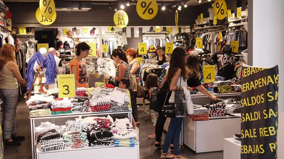 El Centro Comercial El Tormes ha inaugurado la campaña de rebajas