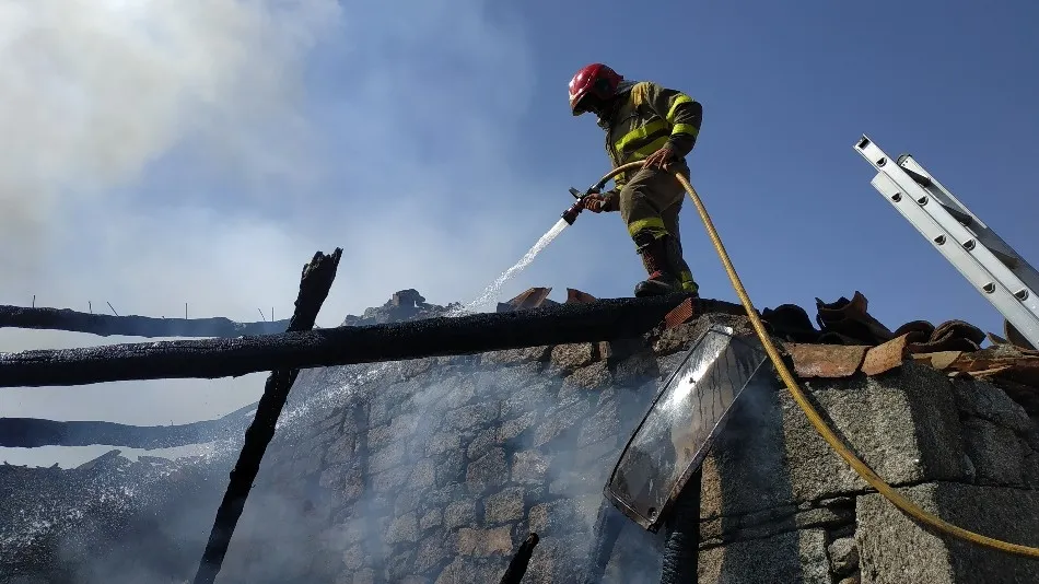 Los bomberos controlan un incendio en pleno centro de Navamorales