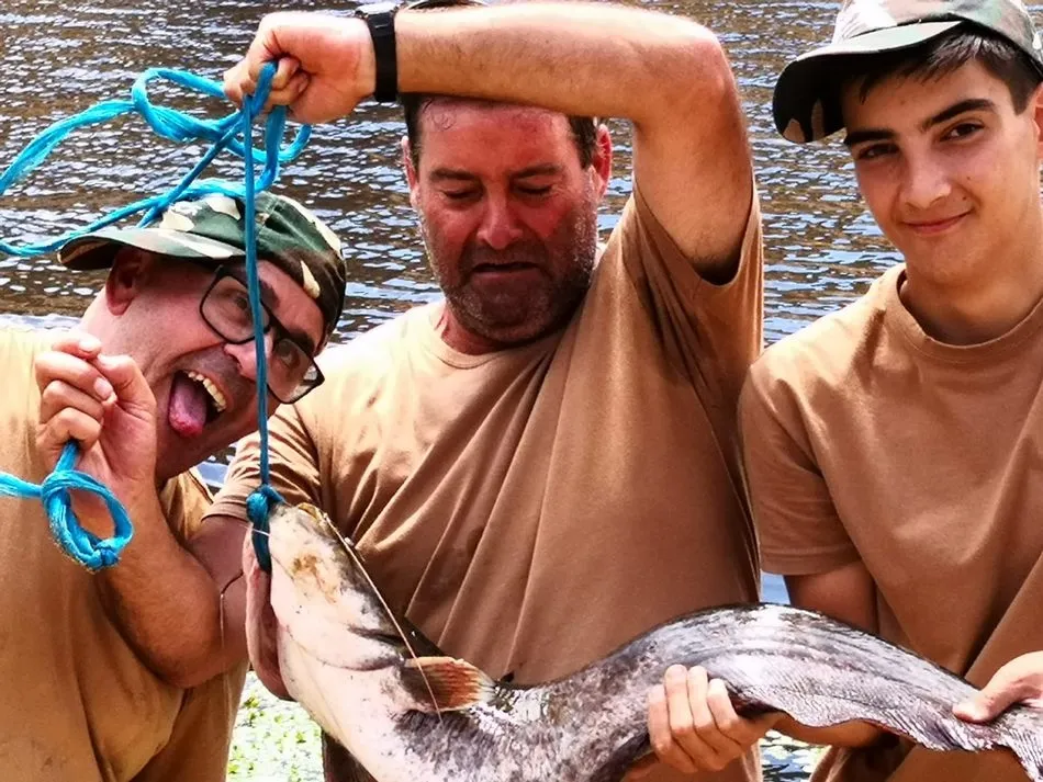Los pescadores de Alba mitigan el calor con siluros en el Alagón  