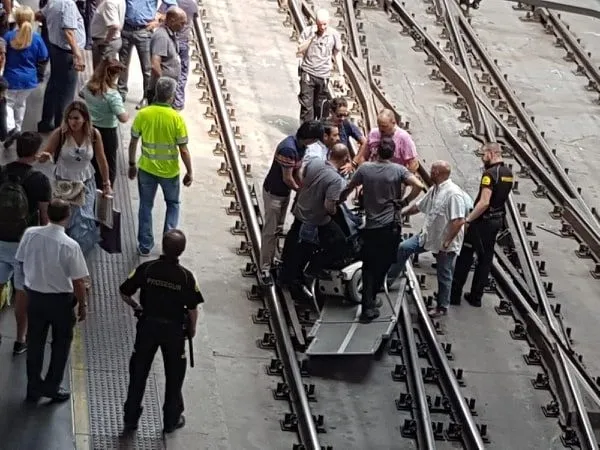 El joven, en las vías / TWITTER